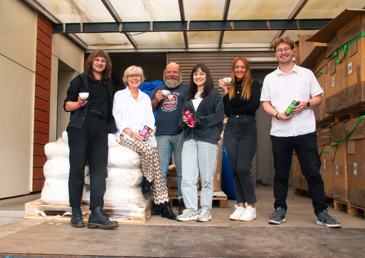 Das United by Tea-Team mit den charakteristischen Teedosen