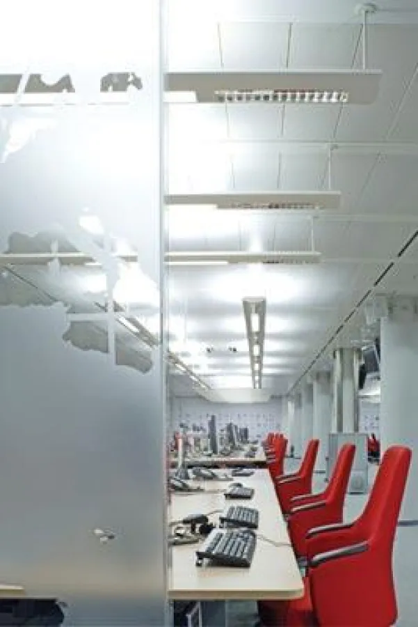 Das innovative Lichtkonzept von der WILA Lichttechnik GmbH fördert die konzentrierte Atmosphäre in den Redaktionsräumen des Axel Springer Verlags.