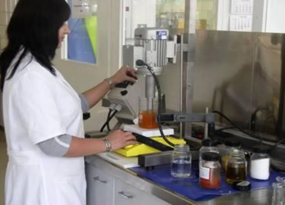 Laborantin beim Anmischen eines Testschmutzes