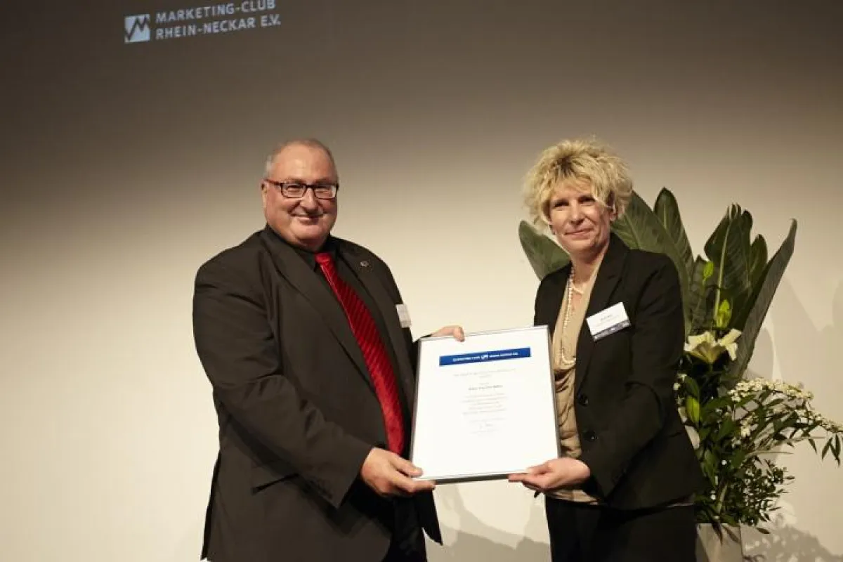 Nicole Walz (re.) übergibt Hans-Joachim Adler (li.) seine Urkunde für die Ernennung als Ehrenpräsid