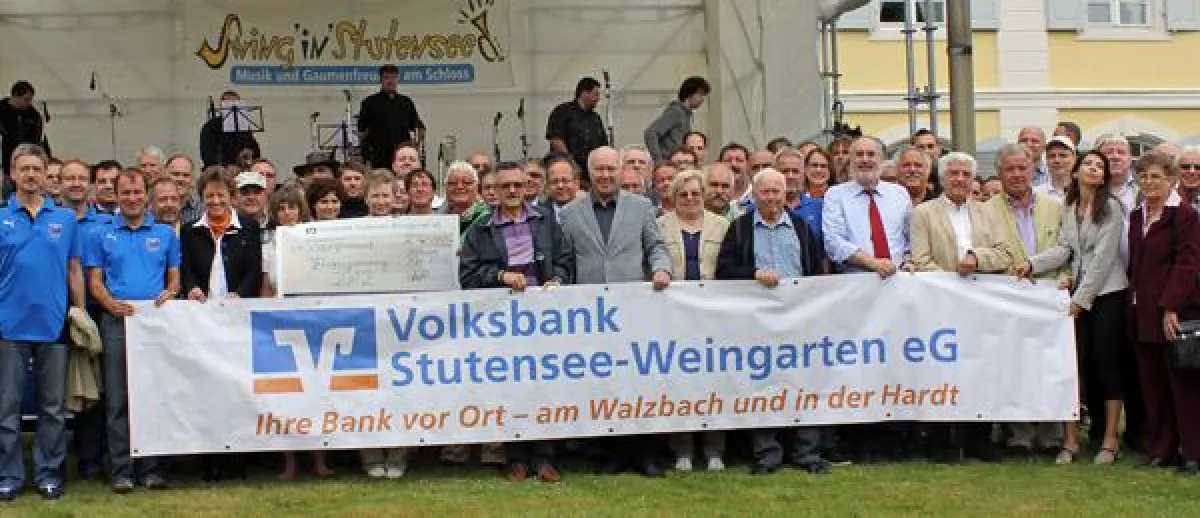 Vereinsvertreter, Vorstand, Geschäftstellenleiter und Marketingleitung der Volksbank