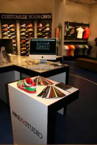 Bild: NIKETOWN Berlin wird zehn Jahre alt - Feierlicher Geburtstagstorten-Anschnitt am 04. April 2009 um 12 Uhr