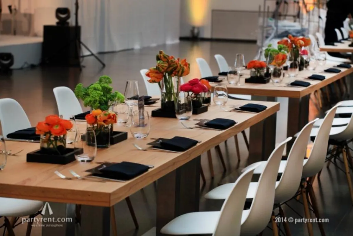 Neuestes Designmobiliar von Party Rent: der 'Eames Plastic Chair'