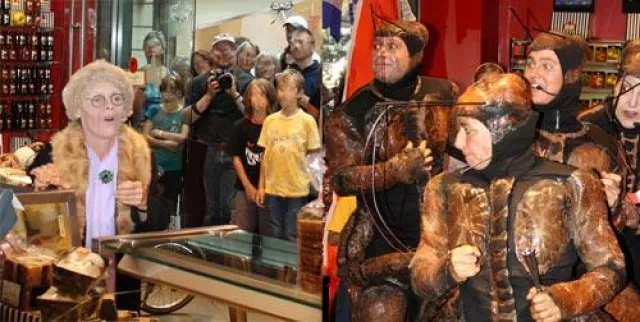Bild: Die „Waldameisen“ und „Mathilda und George“ von La Strada Bremen zu Besuch in der Confiserie Domshof
