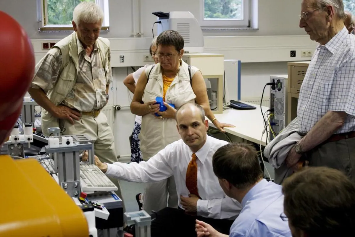 Diskussion mit Prof. Dr. René Simon (m.) im Labor Industrieroboter vom Fachbereich Automatisierung und Informatik der Hochschule Harz (FH)