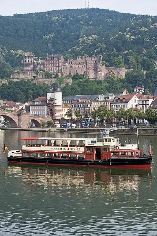 Die Heidelberg Suites Patria zieht vorbeii am berühmten Bühnenbild Heidelbergs