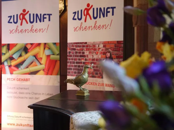 Bild: Friedenstaube Rabanus Maurus zeichnet Engagement aus
