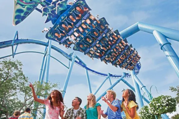 Bild: Zum Weltachterbahntag am 16. August: Mit CANUSA TOURISTIK Loopings und Höhenrausch im Urlaub erleben