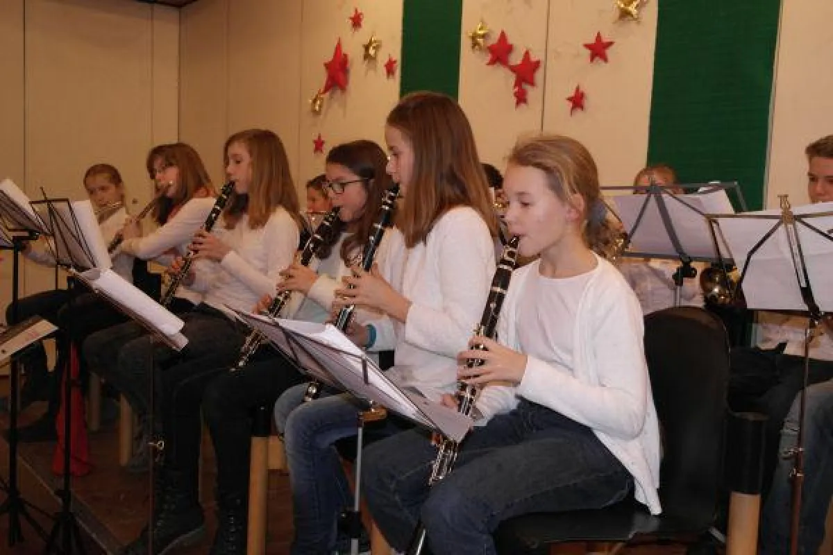Impressionen vom Weihnachtskonzert in Hegenberg: Das Vororchester der Musikschule Meckenbeuren
