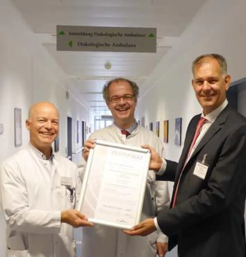 Dr. M. Meibert und Prof. Dr. U. Mahlknecht freuen sich über die Urkunde von Dr. R. Wiedensohler.