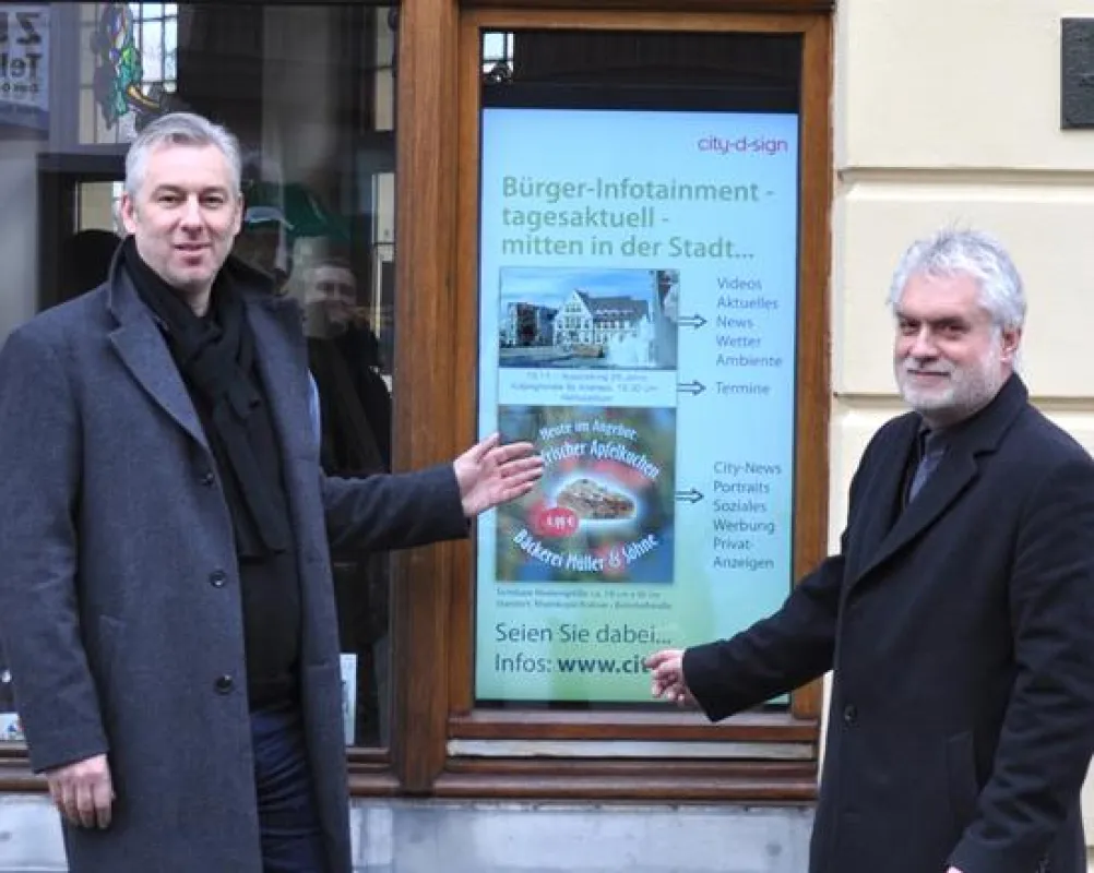 H. Topfstädt (l) und W. Eisenberg vor ihrem neuen Projekt in der Bahnhofstraße 22 in Wesseling