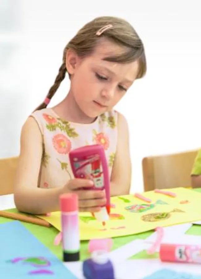 Bunte Klebstoffe sorgen für zusätzlichen Spaßfaktor beim Basteln. Foto: Henkel Pritt