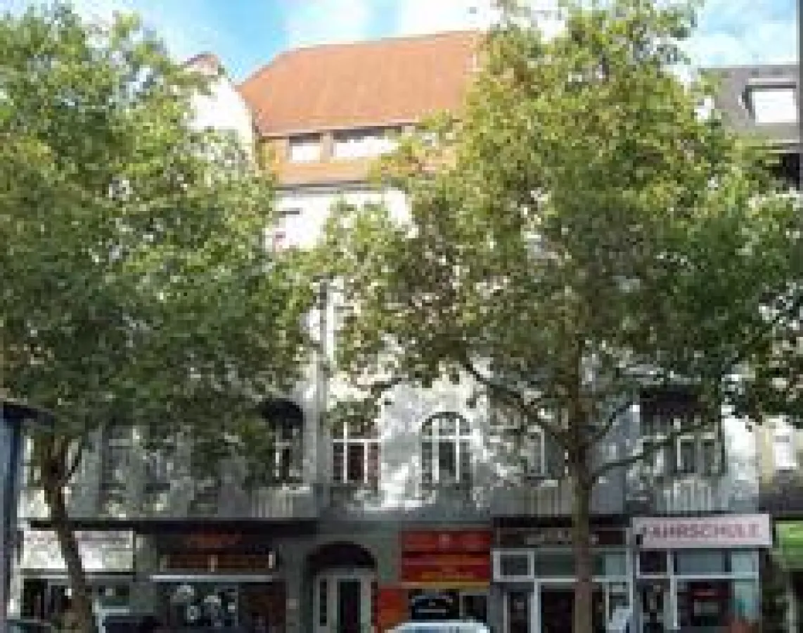 Die gepflegte, 1919 errichtete Liegenschaft in fußläufiger Entfernung zur Schloßstraße