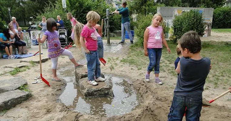Bild: „WASSER MARSCH“ AUF DEM SPIELPLATZ