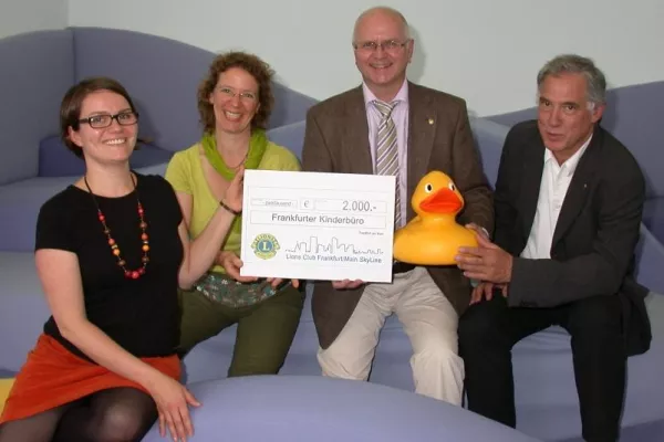 Bild: Ente gut – alles gut: Frankfurter Kinderbüro erhält 2.000 Euro Spende vom Lions Club Frankfurt / Main SkyLine