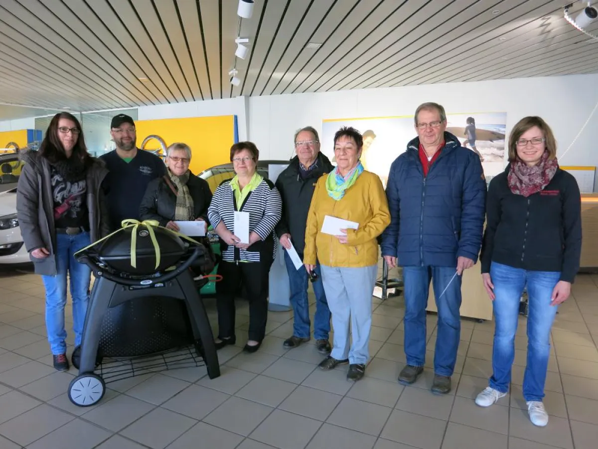 Assistentin der Geschäftsführung Maren Jahnke (r.) mit den Gewinnern. Quelle: Autohaus Heidenreich