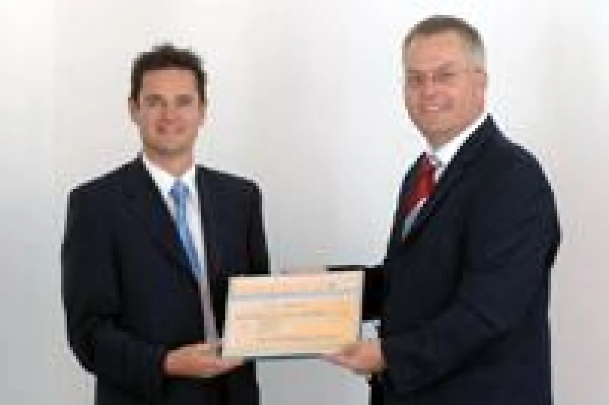 Regensburger IT-Know-how: Dieter Steiner von SSP Europe und Dr. Georg Heß von art of defence bei der Übergabe der Lizenzvereinbarung