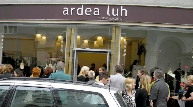 Bild: ardea luh eröffnet Modedesignwerkstatt im Beisein zahlreicher Prominenz