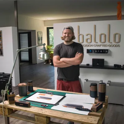 Bild: Hightech mit Holz vor der Hütte