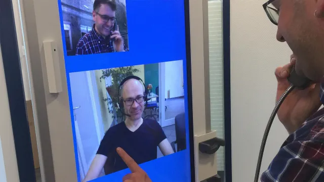 Bild: Videoberatung über Infoterminal – Servicecenter per Videotelefonie im Kontakt mit Kunden