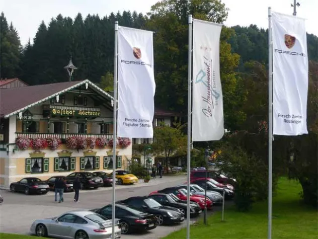 Bild: Porsche Fahrer genießen Chiemgauer Küche ...