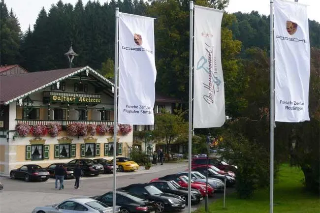 Porsche Fahrer genießen Chiemgauer Küche ... Bild: Porsche Fahrer genießen Chiemgauer Küche ...
