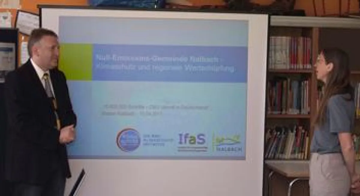 Bürgermeister Patrik Lauer stell die Nuu-Emisions-Gemeinde Nalbach Fr.Dr. Lehmal vor