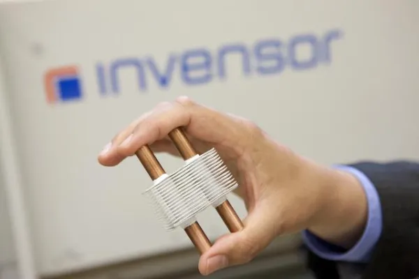 Bild: InvenSor zeigt revolutionäre Kältemaschine zur Solaren Kühlung auf der Renexpo 2010 (Stand H3-K17)