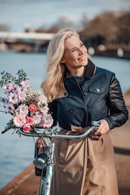 Bild: Stilvolle Blumenvasen – der Dekotrend im Frühling 2022