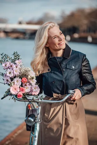 Bild: Stilvolle Blumenvasen – der Dekotrend im Frühling 2022