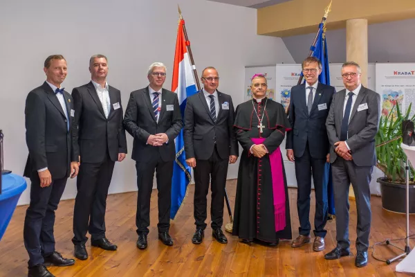 Bild: Außenminister Dr. Gordan Grlic Radman und der Apostolische Nuntius Dr. Nikola Eterovic in Wittichenau