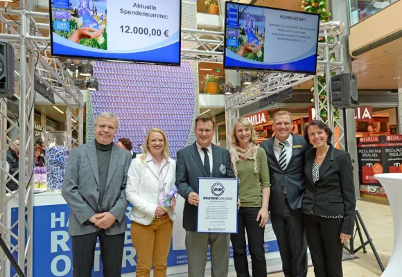 Bild: NEUER WELTREKORD IN EUROPA PASSAGE HAMBURG | »RIESEN-OSTEREI« IST WELTGRÖSSTES SCHOKOHASEN-MOSAIK