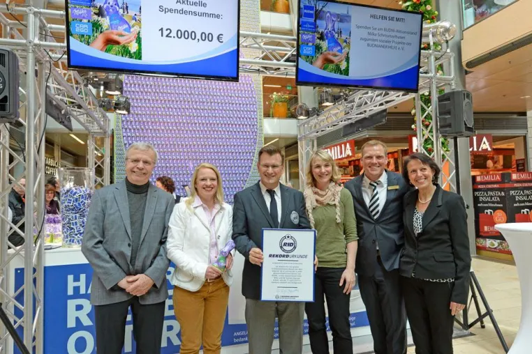 NEUER WELTREKORD IN EUROPA PASSAGE HAMBURG | »RIESEN-OSTEREI« IST WELTGRÖSSTES SCHOKOHASEN-MOSAIK Bild: NEUER WELTREKORD IN EUROPA PASSAGE HAMBURG | »RIESEN-OSTEREI« IST WELTGRÖSSTES SCHOKOHASEN-MOSAIK