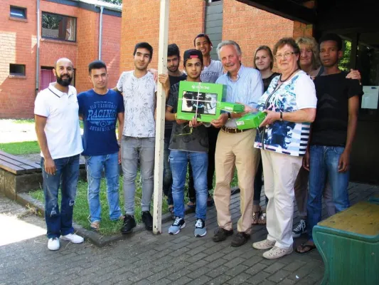 Bild: Spende einer Xbox Spielkonsole vom Lions Club Frechen an die Jugendhilfe im CJD Berufsbildungswerk Frechen