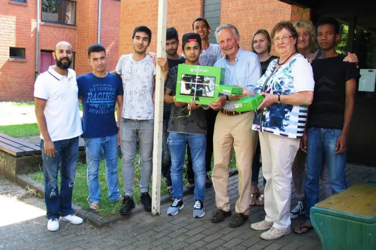 Bild: Spende einer Xbox Spielkonsole vom Lions Club Frechen an die Jugendhilfe im CJD Berufsbildungswerk Frechen
