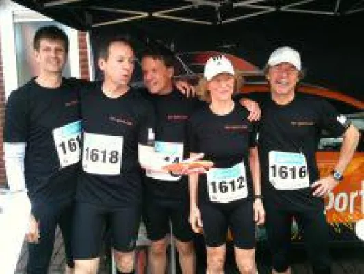 Bild: Startschuss zum 27. Korschenbroicher Citylauf. IOS-Technik präsentiert sich wieder im Haus der Gesundheit.