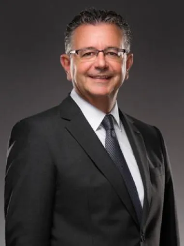 Bild: Schweizer Hoteldirektor im Shangri-La Hotel, Paris
