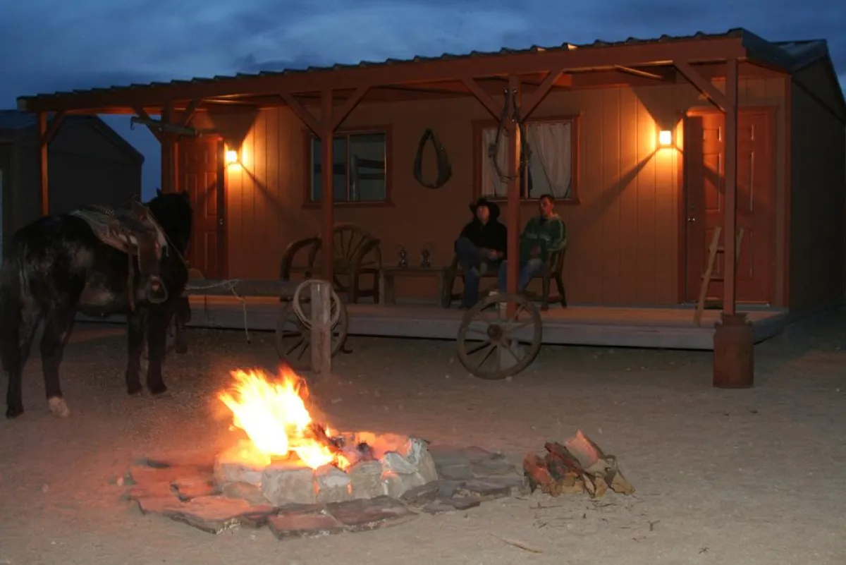 Lagerfeuerromantik pur bieten die Cabins auf der Hualapai Ranch