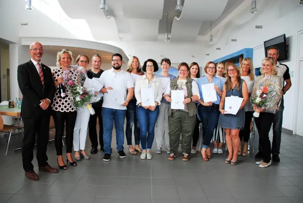 Zertifikate für Farbgestalter und Wohnberater überreicht Bild: Zertifikate für Farbgestalter und Wohnberater überreicht