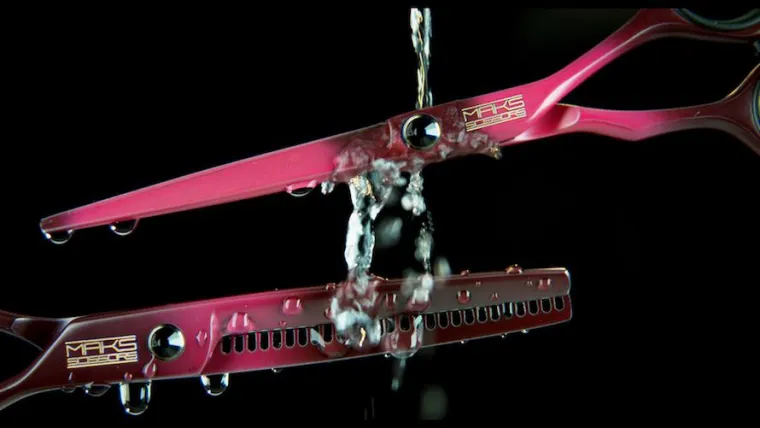 Bild: Weltneuheit: Friseurschere HOT PINK von MAKS Scissors mit Farbwechsel durch Temperatureinwirkung