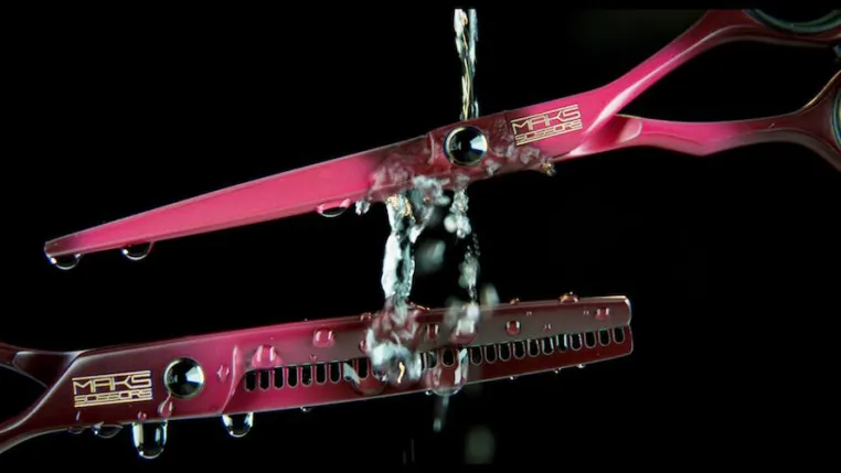 Bild: Weltneuheit: Friseurschere HOT PINK von MAKS Scissors mit Farbwechsel durch Temperatureinwirkung