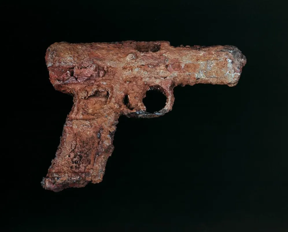 Pistol - Objekt und Fotografie - 18 x 24 cm - 2010