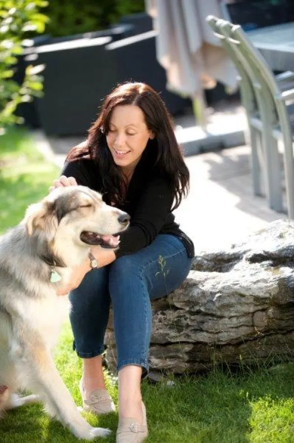 Die Münchner Krimiautorin Stefanie Gregg nimmt sogar ihren Hund mit zu dem Treffen.