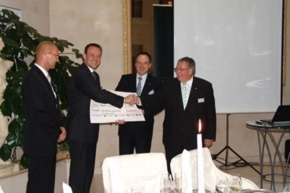 Claus Moldenhauer (DAK Vorstand gratuliert Tomas Pfänder zum Zukunftspreis