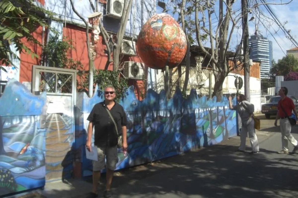 Günter Möllers vor dem Shanti House, ?A Warm Home for Youth at Risk?, in Tel Aviv.