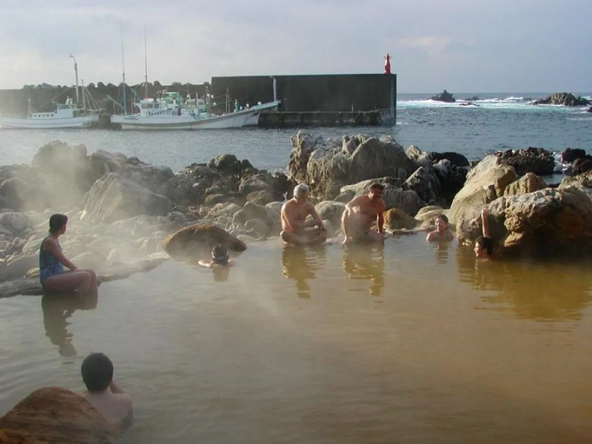 Vor dem Sprung in den Onsen ist gründliche Körperreinigung angesagt.