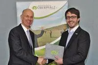 Regierungsvizepräsident Walter Jonas freut sich über neues Willkommenspaket Bild: Regierungsvizepräsident Walter Jonas freut sich über neues Willkommenspaket