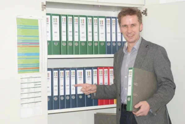 Bauer sucht Unterlagen Bild: Bauer sucht Unterlagen