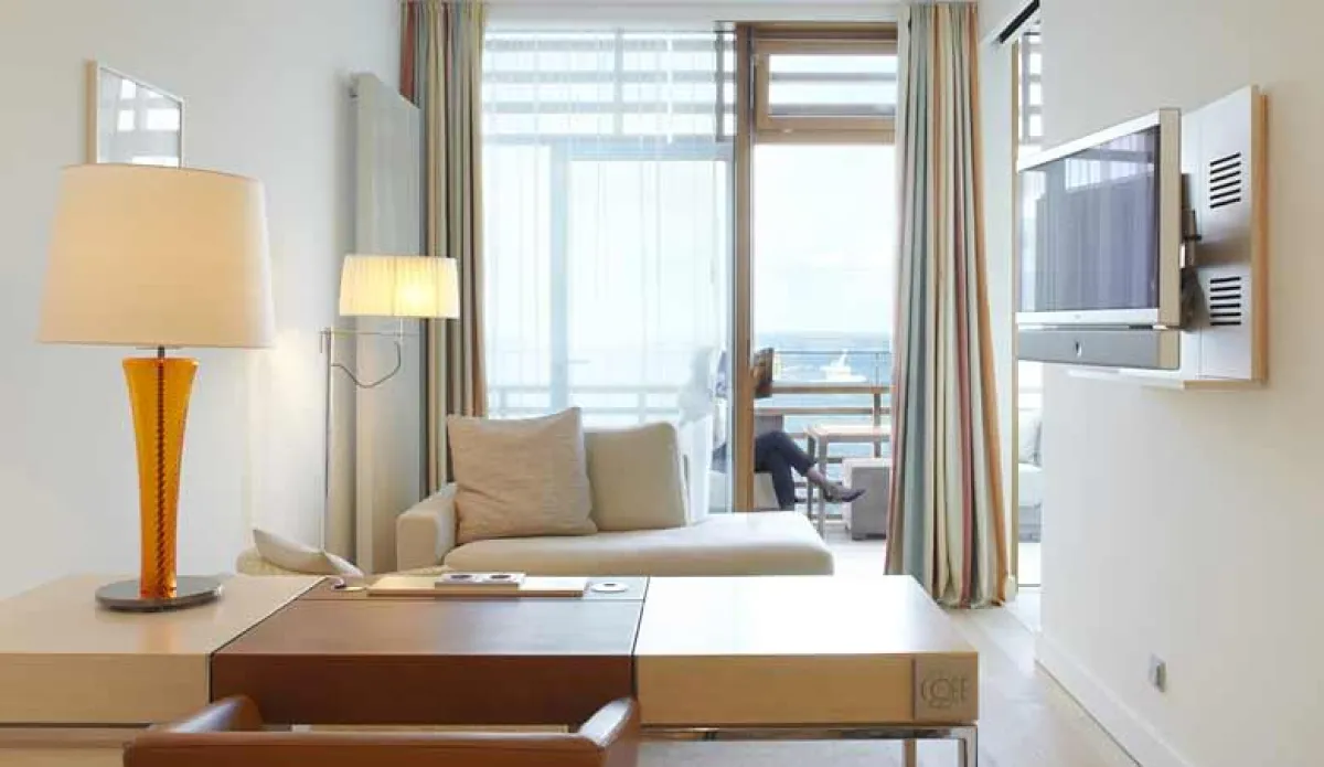 Dezent angebracht ist die Circle Bedienstelle am Schreibstisch. Drei