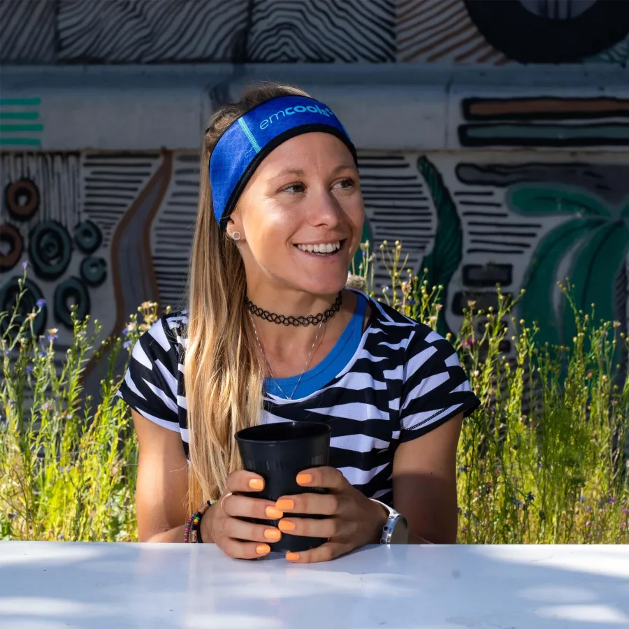 Die mehrfache Staatsmeisterin Julia Mayer bei der Kühlung mit dem Stirnband emcools Atlas